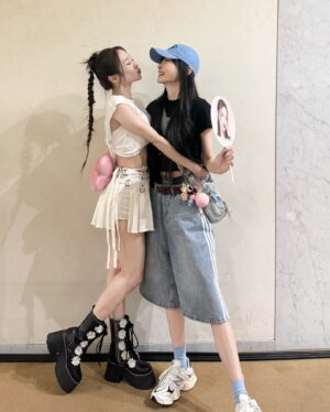 Jeannie Hsieh Instagram - 大阪 #Kara# 演唱會 姐姐給了 @nicole__jung 一個大驚喜，沒告訴她偷偷前往 ，最期待的就是Nicole見到姐姐的反應了🤭🤭🤭❤️還有就是我們終於見面了😭😭😭Nicole一出場姐就已經淚流滿面了😭 ​​​