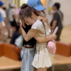 Jeannie Hsieh Instagram - 大阪 #Kara# 演唱會 姐姐給了 @nicole__jung 一個大驚喜，沒告訴她偷偷前往 ，最期待的就是Nicole見到姐姐的反應了🤭🤭🤭❤️還有就是我們終於見面了😭😭😭Nicole一出場姐就已經淚流滿面了😭 ​​​