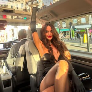 Jennifer Metcalfe Instagram - Go on then 🥃🍭

Thank u @girlinthemirror_linseyread for styling me 💃🏻 

and for my beautiful @gotto.haveyou.xo  jewellery ❤️ 

Annnnd @bechartley77 for my make up n hair 💁🏻‍♀️💄