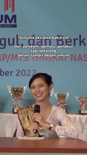 Jennifer Rachel Natasya Instagram - Ikutan trend viral ini, jadi throwback 😂
Rachel dulu sangatlah berbeda dengan Rachel hari ini. Tentunya, semua terjadi karna proses yang Tuhan izinkan dalam hidup, tapi kalo ditanya kenapa bisa karna aku sadar akan hal-hal ini:

• Believe in God and do your things!
Aku selalu percaya Tuhan punya rencana yg terbaik buat hidupku, tapi apakah mempercayai itu aja cukup? Engga, that’s why aku selalu suka belajar hal baru untuk tau diri aku bisa apa aja, dan ketika mencoba, skill serta valueku bertambah jadi bikin aku semakin percaya dengan diri sendiri.

• Know Yourself and Accept that!
Dulu aku selalu dibully karna item dan kurus, tapi setelah aku belajar kenal diri sendiri, tau kekurangan dan kelebihanku. Akhirnya, aku sadar dan menerima diri aku apa adanya. Setelah nerima dikatain item responnya “iya lagi soalnya biar gak cepet kotor” 😂
It’s not a problem anymore cause I know myself well.

• Know Your Strength and Weakness
Ketika tau apa kelebihan dan kekurangan, aku coba fokus untuk expand kelebihan aku seperti suka ngomong contohnya, ternyata itu bisa jadi opportunity baru untuk nambah income. Lalu, ketika tau kekekuranganku, aku belajar menerimanya sampe hal itu gak mengganggu aku lagi.

Coba dong tulis, apa sih hal yang kamu sadarin dan sangat merubah diri kamu yan dulu dan sekarang?