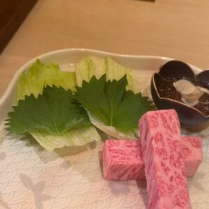 Jenny Cheng Instagram - 🤎
又來吃我的愛店
@matsusakatei 
來品嚐樂軒松阪亭全新菜單
天啊是最高等級的和牛燒肉
身為小吃貨的我必須來踩點
北海道黑豆腐開啟我的味蕾
和牛炙燒壽司～好奢華✨
上面鋪滿了魚子醬和金箔
和牛超軟嫩入口即化🥹好好吃

月見焼き真的太無敵了～～
A5和牛等級的燒肉真的太美味
燒烤完放入蛋黃與滿到不行的松露
最高！這⋯真的太好吃了～～～
腦中直接播放小當家的音樂🎵

燒肉好吃外讓我很驚喜的是
水果上撒上天使薔薇花跟桂花蜜
花香撲鼻而來～又香又甜😋

這次菜單每一道都好好吃
肉質💯服務💯用心💯
氣氛💯包廂隱密度💯
一邊吃以為自己來到了日本
めちゃ美味しかったです
ご馳走さまでした❤️

#焼肉 #おいしい #最高 #日式燒肉 #樂軒松阪亭