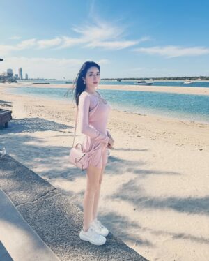 Jenny Cheng Instagram - 白星公主已上線🧜‍♀️🌊☀️🩷

Outfit @mando_shop 
Bag @valextra 

#goldcoast #australia