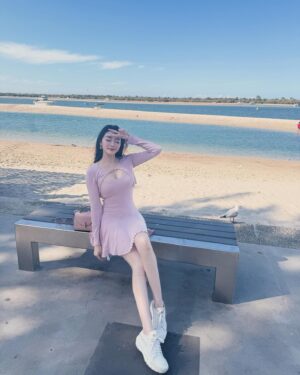 Jenny Cheng Instagram - 白星公主已上線🧜‍♀️🌊☀️🩷

Outfit @mando_shop 
Bag @valextra 

#goldcoast #australia