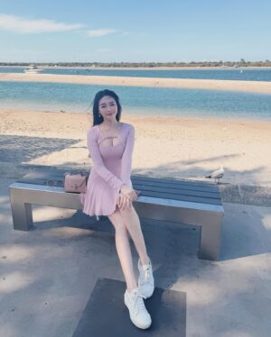 Jenny Cheng Instagram - 白星公主已上線🧜‍♀️🌊☀️🩷

Outfit @mando_shop 
Bag @valextra 

#goldcoast #australia
