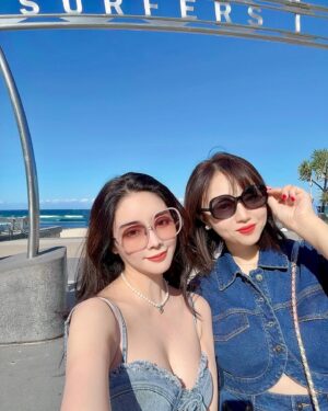 Jenny Cheng Instagram - Hello Gold-coast🌊
I love our girls’ trip and the hotel is amazing 🤩 
Thank you @j_ni_invitesonly organizing everything 
The best bday gift   memory ever 🥹❤️

🕶️ @2020eyehaus @lindafarrow

#goldcoast #surfersparadise #beach #queensland #langhamhotel #birthdaygirl #girlstrip #australia