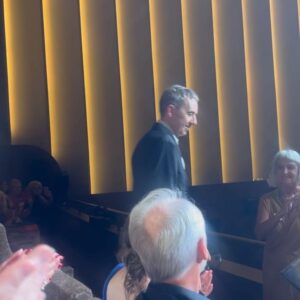 Jenny Skavlan Instagram - ❤️For et eventyr å få være heiagjeng for gjengen bak filmen «Kjærlighet» som hadde premiere på Venezia Filmfestival! En film verden trenger, fylt av varme og alle former for kjærlighet uten å være klisjéfylt. En dialog og karakterer du bare vil putte i lomma og ta med deg hjem. Dette er den tredje filmen i trilogien til Dag Johan Haugerud- Sex, Drømmer og Kjærlighet. 

🎬Sex kan du se på Viaplay nå, Drømmer er rett rundt hjørnet og Kjærlighet kommer før jul. Se filmene! Både hodet og hjertet ditt trenger de. 

Jeg feiret i gammel silkekjole jeg har arvet av en venninne av min bestemor, smykke fra @pearloctopuss.y og en ring laget av et brukt, smeltet  plastglass fra @infinitegarbage 🥂♻️