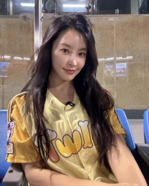 Jeong Yu-mi Instagram - 가르쳐주신 선수분들께서 하지말라셨던 두가지..
조급하게 던지지 말고 땅으로만 안 던지시면 된다..하셨는데 그 두가지를 다 했…😓죄송해요. 마음만은 진짜였어요.🥲
그래도, 무적엘지야. 남은 경기 다 승리하시라!💪🏼⚾️
@lgtwinsbaseballclub 
#티빙#우씨왕후#그유미말고