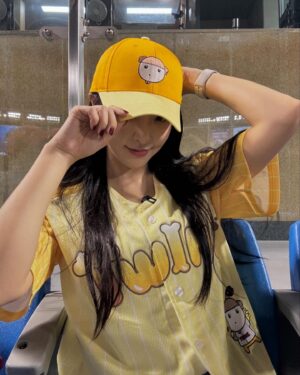 Jeong Yu-mi Instagram - 가르쳐주신 선수분들께서 하지말라셨던 두가지..
조급하게 던지지 말고 땅으로만 안 던지시면 된다..하셨는데 그 두가지를 다 했…😓죄송해요. 마음만은 진짜였어요.🥲
그래도, 무적엘지야. 남은 경기 다 승리하시라!💪🏼⚾️
@lgtwinsbaseballclub 
#티빙#우씨왕후#그유미말고