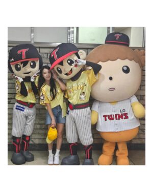 Jeong Yu-mi Instagram - 가르쳐주신 선수분들께서 하지말라셨던 두가지..
조급하게 던지지 말고 땅으로만 안 던지시면 된다..하셨는데 그 두가지를 다 했…😓죄송해요. 마음만은 진짜였어요.🥲
그래도, 무적엘지야. 남은 경기 다 승리하시라!💪🏼⚾️
@lgtwinsbaseballclub 
#티빙#우씨왕후#그유미말고