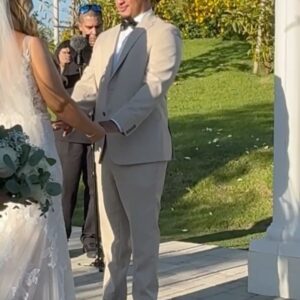 Jessica Alba Instagram - Congratulations to the #Warrens ☺️💒💍 Last weekend we celebrated my sweet brother in law Grayson marrying his beautiful wife Tori 🫶🏽 The day was filled with so much love, happy tears, touching speeches, and of course, a dance party of all ages 💃🏽🕺🏾 Wishing you two a lifetime of happiness - congrats! 🥳🍾 #TheWarrens #FBF