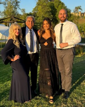Jessica Alba Instagram - Congratulations to the #Warrens ☺️💒💍 Last weekend we celebrated my sweet brother in law Grayson marrying his beautiful wife Tori 🫶🏽 The day was filled with so much love, happy tears, touching speeches, and of course, a dance party of all ages 💃🏽🕺🏾 Wishing you two a lifetime of happiness - congrats! 🥳🍾 #TheWarrens #FBF