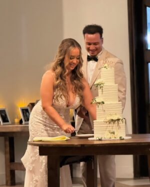 Jessica Alba Instagram - Congratulations to the #Warrens ☺️💒💍 Last weekend we celebrated my sweet brother in law Grayson marrying his beautiful wife Tori 🫶🏽 The day was filled with so much love, happy tears, touching speeches, and of course, a dance party of all ages 💃🏽🕺🏾 Wishing you two a lifetime of happiness - congrats! 🥳🍾 #TheWarrens #FBF