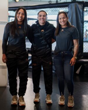 Jéssica Andrade Instagram - Amanhã é meu dia mas também o dia dela de fazer uma grande luta e fui perceber olhando no sherdog que te conheci a 17 lutas suas atrás que é inclusive o total de lutas que tenho em toda minha carreira profissional de MMA. Sempre te admirei muito! Mais um camp de treinamento juntas e também amanhã estaremos na mesma arena novamente em busca dessa vitória, tenho certeza que você vai dar um grande show amanhã como sempre, te amo xará @jessicammapro, vamos com tudo amanhã! 🇧🇷
Thank you for the beautiful pictures @cinedirector 📸

@ufc @ufc_brasil

#ufc #jessicaandrade #ufcbrasil #lasvegas #mma #wmma #bateestaca #mmagirls #ufcapex #ufcpi #kickboxing #jiujitsu #muaythai #boxe #porrada #ufcapex #ufcfightnight #amizade #familia