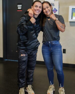 Jéssica Andrade Instagram - Amanhã é meu dia mas também o dia dela de fazer uma grande luta e fui perceber olhando no sherdog que te conheci a 17 lutas suas atrás que é inclusive o total de lutas que tenho em toda minha carreira profissional de MMA. Sempre te admirei muito! Mais um camp de treinamento juntas e também amanhã estaremos na mesma arena novamente em busca dessa vitória, tenho certeza que você vai dar um grande show amanhã como sempre, te amo xará @jessicammapro, vamos com tudo amanhã! 🇧🇷
Thank you for the beautiful pictures @cinedirector 📸

@ufc @ufc_brasil

#ufc #jessicaandrade #ufcbrasil #lasvegas #mma #wmma #bateestaca #mmagirls #ufcapex #ufcpi #kickboxing #jiujitsu #muaythai #boxe #porrada #ufcapex #ufcfightnight #amizade #familia