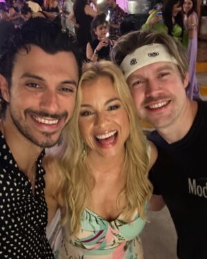 Jessica Collins Instagram - SEASON 4 IS HAPPENING!!! And it’s all because of YOU!!! Thank you to THE GREATEST FANS EVER and thank you @appletv and @lionsgatetv for letting us bring more Acapulco into the world! Beyond excited to reunite soon with all these gorgeous humans! ❤️🇲🇽🏩
#AcapulcoTV