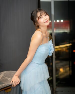 Jessica Veranda Tanumihardja Instagram - Roman Peony Gala Premiere 

Untuk look ini aku happy banget karena bisa request warna favorite aku baby blue hahahah, dan karena judulnya Roman Peony dan filmnya sempat berbicara tentang bunga peony juga jadinya aku request ada Accessories bunga Peony nya, meskipun tetap dengan warna biru ku😅
Untuk designnya aku sering banget punya gambarannya di kepala aku tapi susah mencari foto reference yang pas, untungnya dari waktu buat wedding dress aku, ci Eve selalu bisa mengkerucutkan semua ide” ku dan di realisasikan dengan baik, hahah💙

Special thank you buat ci @evelyn.francisca yang udah mewujudkan dress ini dan bersusah payah membentuk shape bunga Peony nya

Dan  keseluruhan look ini gak akan lengkap tanpa makeup dan hairdo dari MUA kak @rosemarywng thank youu kak