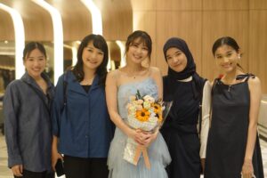 Jessica Veranda Tanumihardja Instagram - Appreciation post
Roman Peony Gala Premier
For my family & friends,

Awalnya ngundang mereka ada rasa gak enak karena hari dan lokasi Gala Premier bersamaan dengan pertandingan bola Indonesia VS Australia, dimana untuk akses jalan ke lokasi Gala Premier pasti akan macet banget, pulang dan pergi pasti akan kena macet, belum lagi sulitnya mencari parkir di mall hari itu, jadi kalau mereka memutuskan untuk tidak hadir aku akan sangat mengerti, tapi diluar dugaan aku banget, mereka semua hadir dan mengikuti rangkaian acara sampai selesai, saat ketemu mereka bener” terharu dan bersyukur banget.
.
.
Thank you for being an important part of my story.
🥹💙🥹💙🥹.