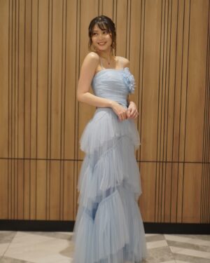 Jessica Veranda Tanumihardja Instagram - Roman Peony Gala Premiere 

Untuk look ini aku happy banget karena bisa request warna favorite aku baby blue hahahah, dan karena judulnya Roman Peony dan filmnya sempat berbicara tentang bunga peony juga jadinya aku request ada Accessories bunga Peony nya, meskipun tetap dengan warna biru ku😅
Untuk designnya aku sering banget punya gambarannya di kepala aku tapi susah mencari foto reference yang pas, untungnya dari waktu buat wedding dress aku, ci Eve selalu bisa mengkerucutkan semua ide” ku dan di realisasikan dengan baik, hahah💙

Special thank you buat ci @evelyn.francisca yang udah mewujudkan dress ini dan bersusah payah membentuk shape bunga Peony nya

Dan  keseluruhan look ini gak akan lengkap tanpa makeup dan hairdo dari MUA kak @rosemarywng thank youu kak