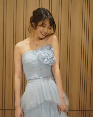 Jessica Veranda Tanumihardja Instagram - Roman Peony Gala Premiere 

Untuk look ini aku happy banget karena bisa request warna favorite aku baby blue hahahah, dan karena judulnya Roman Peony dan filmnya sempat berbicara tentang bunga peony juga jadinya aku request ada Accessories bunga Peony nya, meskipun tetap dengan warna biru ku😅
Untuk designnya aku sering banget punya gambarannya di kepala aku tapi susah mencari foto reference yang pas, untungnya dari waktu buat wedding dress aku, ci Eve selalu bisa mengkerucutkan semua ide” ku dan di realisasikan dengan baik, hahah💙

Special thank you buat ci @evelyn.francisca yang udah mewujudkan dress ini dan bersusah payah membentuk shape bunga Peony nya

Dan  keseluruhan look ini gak akan lengkap tanpa makeup dan hairdo dari MUA kak @rosemarywng thank youu kak