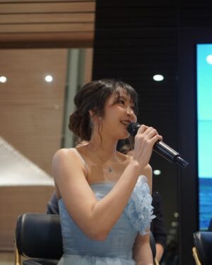 Jessica Veranda Tanumihardja Instagram - Roman Peony Gala Premiere 

Untuk look ini aku happy banget karena bisa request warna favorite aku baby blue hahahah, dan karena judulnya Roman Peony dan filmnya sempat berbicara tentang bunga peony juga jadinya aku request ada Accessories bunga Peony nya, meskipun tetap dengan warna biru ku😅
Untuk designnya aku sering banget punya gambarannya di kepala aku tapi susah mencari foto reference yang pas, untungnya dari waktu buat wedding dress aku, ci Eve selalu bisa mengkerucutkan semua ide” ku dan di realisasikan dengan baik, hahah💙

Special thank you buat ci @evelyn.francisca yang udah mewujudkan dress ini dan bersusah payah membentuk shape bunga Peony nya

Dan  keseluruhan look ini gak akan lengkap tanpa makeup dan hairdo dari MUA kak @rosemarywng thank youu kak