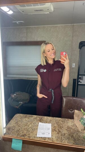 Jessy Schram Instagram - Never not in awe of our sets… Checkin out the fresh paint for season 10 ✨#ChicagoMed #wereback
.
.
.
.
#onechicago