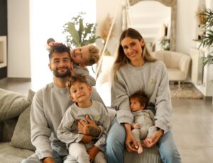 Jesta Hillmann Instagram - J’ai toujours rêvé de cette famille ! Ils ont ce que j’aurais rêvé avoir.. Et ça c’est ma plus grande réussite 🙏🏼

@lestudiodechloe_photographe