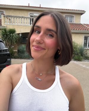 Jesta Hillmann Instagram - Ok j’adore et c’est exactement ce que je voulais 🙌🏼
J’avoue que je ne suis pas encore habitué à me voir comme ça ! On passe du long blond au très court brun, le changement est tellement énorme que je ne me reconnais pas aha
Maintenant j’ai hâte de découvrir ce bonheur de me laver les cheveux en quelques secondes 🫠🤩
Je voulais vous remercier pour les milliers (oui, oui vraiment les milliers) de messages adorable que j’ai reçu 🤍