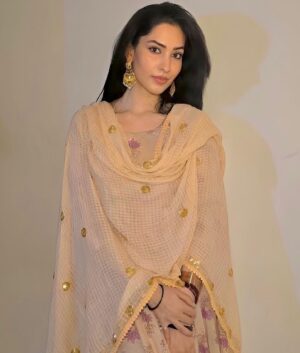 Jhataleka Malhotra Instagram - Dupatta love never fades ✨💛✨