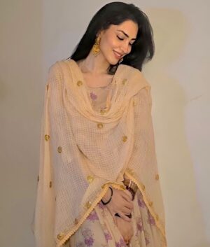 Jhataleka Malhotra Instagram - Dupatta love never fades ✨💛✨