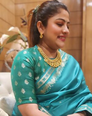Jhilik Bhattacharjee Instagram - #peace #love #saree 😇💕