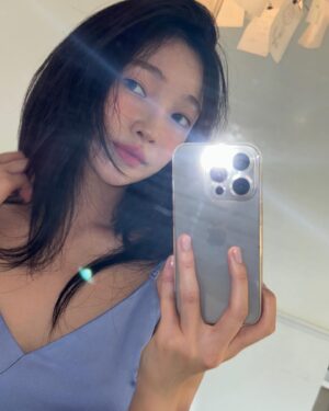 Ji Hye-won Instagram - 💄💋🫧 @valentino.beauty

#발렌티노뷰티 #스파이크발렌티노 #락스터드립스틱  #valentinobeauty ❤️ #standoutinnude 100R🔖