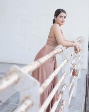Jigyasa Singh Instagram - Minimalist 🌸

Styled by @akansha.27
Outfit by @prashantikumarlabel
Jewel by @the_jewel_gallery 
Clutch by @oceana_clutches
📸 @portraitdeewana