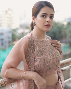 Jigyasa Singh Instagram - Minimalist 🌸

Styled by @akansha.27
Outfit by @prashantikumarlabel
Jewel by @the_jewel_gallery 
Clutch by @oceana_clutches
📸 @portraitdeewana