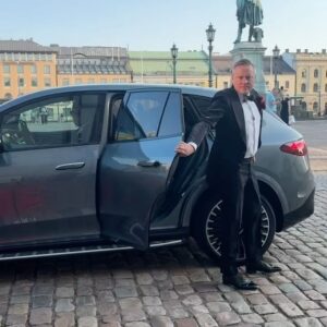 Jill Johnson Instagram - Tänk vad vi får vara med om!
I går var vi inbjudna till 
”The Perfect World Foundation Award”, som årligen tilldelar en profil som använt sin röst på ett betydande vis för att skydda världens vilda djur och natur, det prestigefyllda ”Djur -och naturpriset ! I närvaro av Duchess of York, tilldelades priset The One & Only, Ellie Goulding! 

Jag var en del av underhållningen och i gott sällskap av Peter Jöback, Charlotte Perrelli, Martin Stenmark, Karin Funk, Tusse, ”Larger Than Life”, ”Tapas 7” och ”The Wulfson quartet”! Stämningen i salen var något alldeles extra igår kväll, och samtliga framträdanden tog bokstavligen andan ur oss!

Duchess of York, Ellie Goulding, 
”The Perfect World Foundation” We offer our warmest gratitude for an unforgettable evening.

Mattias och jag blev förärade Lars Wallin-sviten på Radisson Blu, så otroligt vackert inredd, så lyxig, mysig, elegant och extra allt! Tack all underbar personal som pysslat med oss, ni är så fina♥️!

Tack till ljuvliga Hagabadet på drottningtorget för morgonens överraskning💕🙏🏼. Vi känner oss som nya✨🙌🏻!

Klänningen @larswallindesigner ✨💃🏽
Smink 💄 @nilsmua 
Projektledare @pimhjelmstierna @freebirdentertainmentab 
The Man @mikaelgordonsolfors