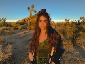 Jillian Rose Reed Instagram - Desert sunset magic fueling my soul 🤍✨🌵whenever we’re in the desert I make sure we drive into the park and watch the sunset… it’s so beautiful I can’t even explain it! 🌅

Where is your happy place?? 🌞