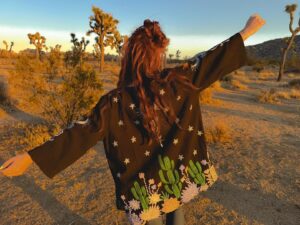 Jillian Rose Reed Instagram - Desert sunset magic fueling my soul 🤍✨🌵whenever we’re in the desert I make sure we drive into the park and watch the sunset… it’s so beautiful I can’t even explain it! 🌅

Where is your happy place?? 🌞