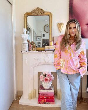 Jillian Warry Barberie Instagram - If you can’t live in Paris, bring a little Paris to your home! 🤍
Decor:  @anthropologie 
Makeup:  @charlottetilbury 
Skincare: @drbarbarasturm 
Pants:  @revolve 
Top:  @amazonfashion