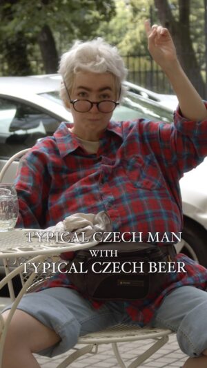 Jiřina Daňhelová Instagram - Tenhle reel sdílím pouze jako obyčejnou neplacenou podporu jedné malé kavárny v Karlíně. @cafevraji 
Prostě proto, že tam mají milý lidi, nádhernej interier od @krupkova.aneta a dobrý kafe. Stavte se až půjdete kolem. Mají i vymazlený brunche. 

A taky jako vzpomínku na dobu kdy jsem roznášela kafe já, brala to jako hřbitov svých ambicí a utěšovala se tím, že Jennifer Aniston taky celej život dělala servírku. 🥴
👸🏼

za kamerou @tomykys 
kostymy @ester_cerm 
Makeup @madlenkovitch
asistentka kamery @_mimiluna.raven_