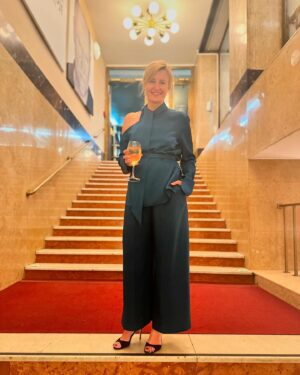 Jitka Schneiderová Instagram - Jsem šťastná. Premiéra Nočních spojů 🔗 se povedla! Přijetí a ohlasy jsou krásný a my jsme za to opravdu vděční. Váš premiérový potlesk byl tou největší odměnou. ❤️ Děkujeme! Rodino a kamarádi, díky, za obrovskou podporu.🤍 Měla jsem strašnou trému. Však vy víte. ☺️ Zkoušet úplně novou, nevyzkoušenou hru je vždycky dobrodružství a nikdy nevíte, jak to dopadne. Sešli jsme se silný osobnosti ve všech oborech a sedlo nám to. Našli jsme klíč.💥 Přijďte se pobavit a pocítit náš příběh. Noční spoje jsou chytré a citlivé. Děkujeme Viliam Klimáček ✨ Kamarádi z jeviště i za ním, moc děkuju vám všem, kteří za tuhle finální radost můžete! 🤍🔗 ♥️ @studio.dva @hruby_michal @darinaabrahamova @anka.siskova #karelroden @stepan_benoni @andrijana_trpkovic Samuel D.Abrahám @gabriela_prochazka Gabriela Poledníková, Zuzana Němečková, Dan a Pavel, Lukáš Pondělíček, Martin Šichan, Radka Faltusova #premiéra #nočníspoje #divadlo #studiodva #dobrejoddíl 🤍 A ten úžasnej kostýmek mi ušila @zuzanakubickova 🫶🏻