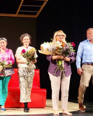 Jitka Schneiderová Instagram - Jsem šťastná. Premiéra Nočních spojů 🔗 se povedla! Přijetí a ohlasy jsou krásný a my jsme za to opravdu vděční. Váš premiérový potlesk byl tou největší odměnou. ❤️ Děkujeme! Rodino a kamarádi, díky, za obrovskou podporu.🤍 Měla jsem strašnou trému. Však vy víte. ☺️ Zkoušet úplně novou, nevyzkoušenou hru je vždycky dobrodružství a nikdy nevíte, jak to dopadne. Sešli jsme se silný osobnosti ve všech oborech a sedlo nám to. Našli jsme klíč.💥 Přijďte se pobavit a pocítit náš příběh. Noční spoje jsou chytré a citlivé. Děkujeme Viliam Klimáček ✨ Kamarádi z jeviště i za ním, moc děkuju vám všem, kteří za tuhle finální radost můžete! 🤍🔗 ♥️ @studio.dva @hruby_michal @darinaabrahamova @anka.siskova #karelroden @stepan_benoni @andrijana_trpkovic Samuel D.Abrahám @gabriela_prochazka Gabriela Poledníková, Zuzana Němečková, Dan a Pavel, Lukáš Pondělíček, Martin Šichan, Radka Faltusova #premiéra #nočníspoje #divadlo #studiodva #dobrejoddíl 🤍 A ten úžasnej kostýmek mi ušila @zuzanakubickova 🫶🏻