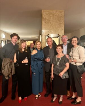 Jitka Schneiderová Instagram - Jsem šťastná. Premiéra Nočních spojů 🔗 se povedla! Přijetí a ohlasy jsou krásný a my jsme za to opravdu vděční. Váš premiérový potlesk byl tou největší odměnou. ❤️ Děkujeme! Rodino a kamarádi, díky, za obrovskou podporu.🤍 Měla jsem strašnou trému. Však vy víte. ☺️ Zkoušet úplně novou, nevyzkoušenou hru je vždycky dobrodružství a nikdy nevíte, jak to dopadne. Sešli jsme se silný osobnosti ve všech oborech a sedlo nám to. Našli jsme klíč.💥 Přijďte se pobavit a pocítit náš příběh. Noční spoje jsou chytré a citlivé. Děkujeme Viliam Klimáček ✨ Kamarádi z jeviště i za ním, moc děkuju vám všem, kteří za tuhle finální radost můžete! 🤍🔗 ♥️ @studio.dva @hruby_michal @darinaabrahamova @anka.siskova #karelroden @stepan_benoni @andrijana_trpkovic Samuel D.Abrahám @gabriela_prochazka Gabriela Poledníková, Zuzana Němečková, Dan a Pavel, Lukáš Pondělíček, Martin Šichan, Radka Faltusova #premiéra #nočníspoje #divadlo #studiodva #dobrejoddíl 🤍 A ten úžasnej kostýmek mi ušila @zuzanakubickova 🫶🏻