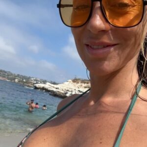 Joana Amaral Dias Instagram - A foca a nadar com as focas 🦭🤣
Estar no mar e na praia com estas grandes nadadoras foi eleita experiência número 1 🥇pelos meus filhos mais novos, nesta nossa grande viagem à #california.