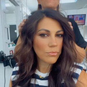 Joana Araújo Instagram - Na última foto está aquele que tem o seu nome gravado no meu telemóvel como #soulmate ➡️
.
A @maryjane.hairstylist fez-me As ondas que adoro.
.
A @lilianapassos_makeup fez-me uma maquilhagem para me abrilhantar o dia… e a noite.
.
A foto top que a @veracaldeira_makeup 
.
Lugares novos a deixarem memórias bonitas.
.
Aquele céu que Amo!!!