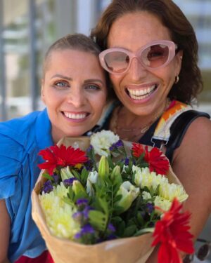 Joana Cruz Instagram - 2 Joanas que celebram a alegria de ter tido o mesmo final feliz! Parabéns Joaninha! Viva la vida!❤️💜💛🤍
#cheerstolife