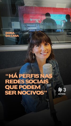Joana Seixas Instagram - O que vês nas redes sociais condiciona-te? Deixa-te a sentir que estás a ficar para trás, que a tua vida é sempre pior que a dos outros, que a tua carreira não é tão satisfatória ou que a tua família não tem o enquadramento de sonho? Pois é, esta pressão chega a toda a gente, e é sobre ela que falamos também neste episódio com a atriz e ativista Joana Seixas. É reconfortante saber que somos todos iguais na pressão que sentimos a corresponder a determinados ideais, e é a partir daí também que há que aprender a libertarmo-nos disso 😉

A pressão das redes, o que está a acontecer na Palestina, ser madrasta, assédio que viveu e o tímido #MeToo em Portugal, a liberdade, a natureza, o capitalismo e o consumismo, e o que é ser bom espectador são alguns dos temas deste quinto episódio do “Dona da Casa”.

“Dona da Casa” é um programa disponível em antena3.rtp.pt, em Podcast (Spotify e Apple Podcasts) e no YouTube da Antena 3.

#DonaDaCasa #mulheres #redessociais #pressao #instagram