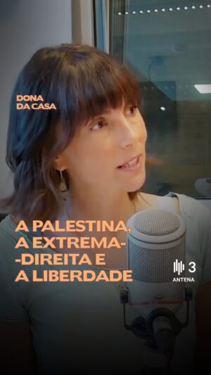 Joana Seixas Instagram - A atriz Joana Seixas tem defendido ativamente a libertação da Palestina nas redes sociais, participa em manifestações e em vigílias e faz parte do grupo “Artistas contra o genocídio”. No “Dona da Casa”, explicou porquê, falou sobre o envolvimento (ou a falta de) da classe artística nos temas políticos, mas falou também sobre o Me Too em Portugal, sobre o projeto Todas Merecemos para pôr fim à pobreza menstrual, sobre como é ser madrasta, a relação com as redes sociais e a forma como entende a liberdade. 

Este é o quinto episódio do “Dona da Casa”, programa disponível em antena3.rtp.pt, em Podcast (Spotify e Apple Podcasts) e no YouTube da Antena 3.

#DonaDaCasa #palestina #liberdade #igualdade