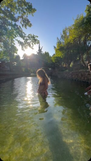 Joana Solnado Instagram - É banhada pelas águas que banharam meus ancestrais, na ribeira de Alte, em Portugal, que tenho a felicidade de partilhar que estamos à espera da nossa filha, tão desejada.

Obrigada, meu bem, pelo nosso caminho lindo juntos e pelo reflexo da imensidão deste amor neste novo membro da família. ❤️

Estou a rebentarrrrr de amor nesta nova fase da vida e queria partilhá-lo com vocês.

🙌🏼❤️🙌🏼

#flor'ssis