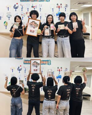 Joanne Yang Instagram - 這天是洪桑的最後一堂課
大家準備了卡片和禮物送來送去🥳
大家好可愛～

竹田老師買了《聽海湧》的衣服送給大家🥰
みんな波の音色の服を着ています♪

好難唸👅打結🪢

#蕎的日文課 
#聽海湧