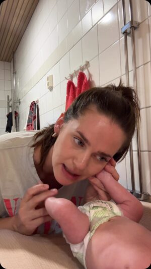 Johanna Puhakka Instagram - Tällä kertaa varoitus tuli turhan hitaasta reagoinnista ähinään ja puhinaan 📞👶🏼😮‍💨👋🏼

#vauvaliitto