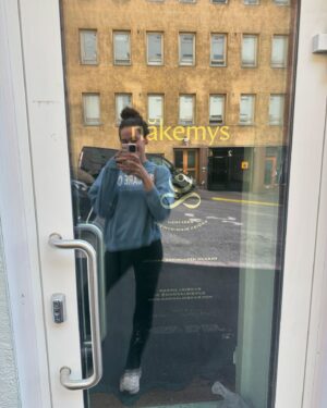 Johanna Puhakka Instagram - Hyvää yrittäjän päivää, tälleen päivän myöhässä hehh😁💕

Minä, mun molemmat vanhemmat, siskot sekä puoliso ollaan kaikki yrittäjiä. Se yleinen läppä siitä et yrittäjän polku on raskas ja kivinen ja AI KAUHEETA on tietyllä tapaa paikkansapitävä, on paaljon kaikenlaista säätöä ja selvittelyä plus tietty ainainen epävarmuus kaikesta tulevasta (erityisesti kun tekee luovaa työtä🤭) mut se kolikon kääntöpuoli, bright side ja hopeareunus, se on kaikki todellakin sen arvoista❤️

Vapaus mitä yrittäjänä oleminen tuo on mahtavaa, enkä haluaisi vaihtaa sitä mihinkään. Omien vahvuuksien valjastaminen työksi vaatii myös rohkeutta ja paksua nahkaa sekä paksut peltorit jotta epäilijöiden ja ”ei kannata” -negistelijöiden kommentit ei mee liikaa ihon alle🦁👏🏼 Oon onnekas että oon saanut monista yhteistyökumppaneista ja fellow yrittäjämimmeistä ystäviä ja läheisiä ihmisiä elämään ja haluunkin nyt nostaa muutamia heistä framille jotta tekin pääsisitte tutustumaan heidän ihaniin palveluihin!💕🌸

1. Tuotiin vauvat ekaa kertaa meidän työhuoneelle, viihtyivät vain hetken😂

2. & 3. @christellavenius 💕 Maailman ihanin ja empaattisin, minuakin hoitamisen saloihin opettanut ihana energiahoitaja!

4. @binasfoto nappasi meistä todella kauniit perhekuvat💕

5. & 6. Mun ripset minttiin laittaa aivan ihana @suviannin 💕

7. Rakas ystäväni @pinjawaris @wariophysics hoitelee kuntoon niin jumit aikuisissa kuin vauvoissakin 😍

8. @bakerika_ teki suussasulavat tarjoilut meidän Gender Reveal juhliin 😍🎂

9. @heidihetemaki taikoo hiuksista aina ihanat😍
10. @charmoniespa ’sta saa aina kuultavan ihon🥹✨
11. @anu.uusipulkamo Ystävä ja naapuri joka loihtii meikit ja stailaukset mihin vaan😍

12. Mun paras ystävä ja rakas pikkusisko, @puhakkaeveliina stailaa (ja bailaa🤣) mielettömän hyvin, tekee loistavaa somea itse sekä. useille asiakkailleen ja on ollut mieletön tiimiläinen. Kenenkään kanssa ei oo niin hauskaa tehdä töitä kun Even😂❤️🙏🏼

P.s. Miten hassulta toi ykköskuva näyttää omaan silmään kun on vaan YKSI vauva sylissä??! Mutta ei hätää, toinenkin toveri oli paikalla, hänellä oli vaan kuvanottohetkellä kauneusunet kesken😘😌